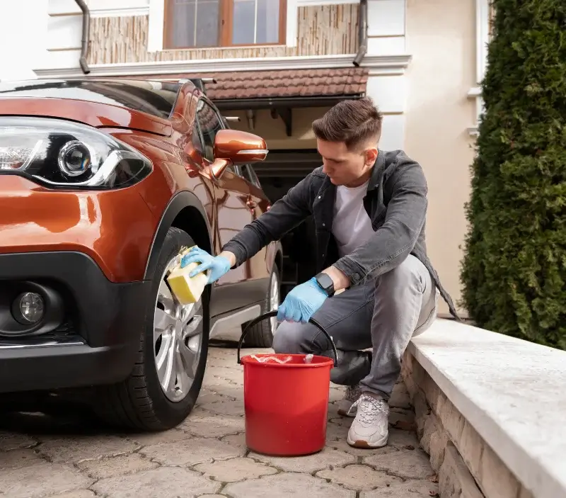 Lavage auto à domicile Hœdic : professionnel intervenant sur un véhicule